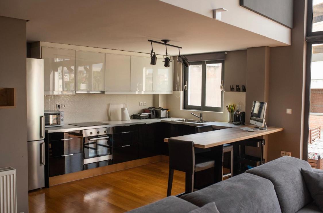 Minimal New Loft next to Subway