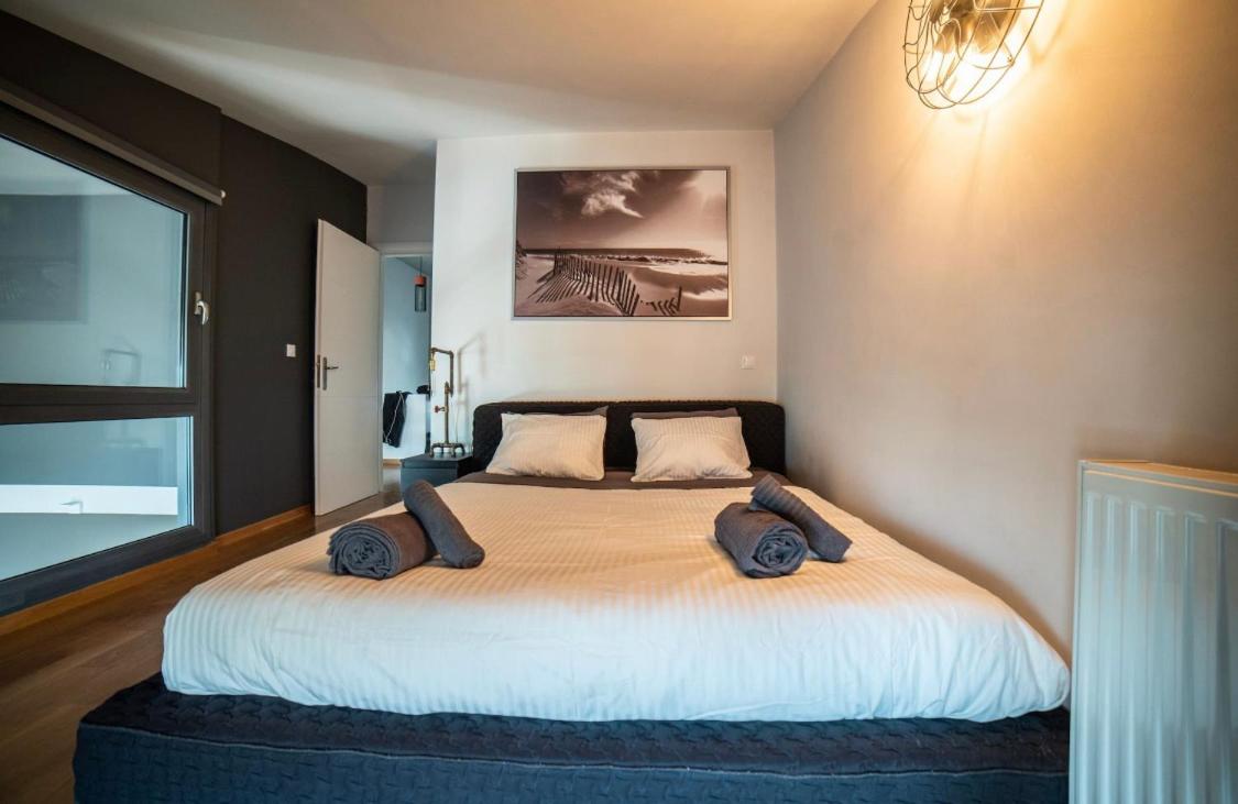 Minimal New Loft next to Subway