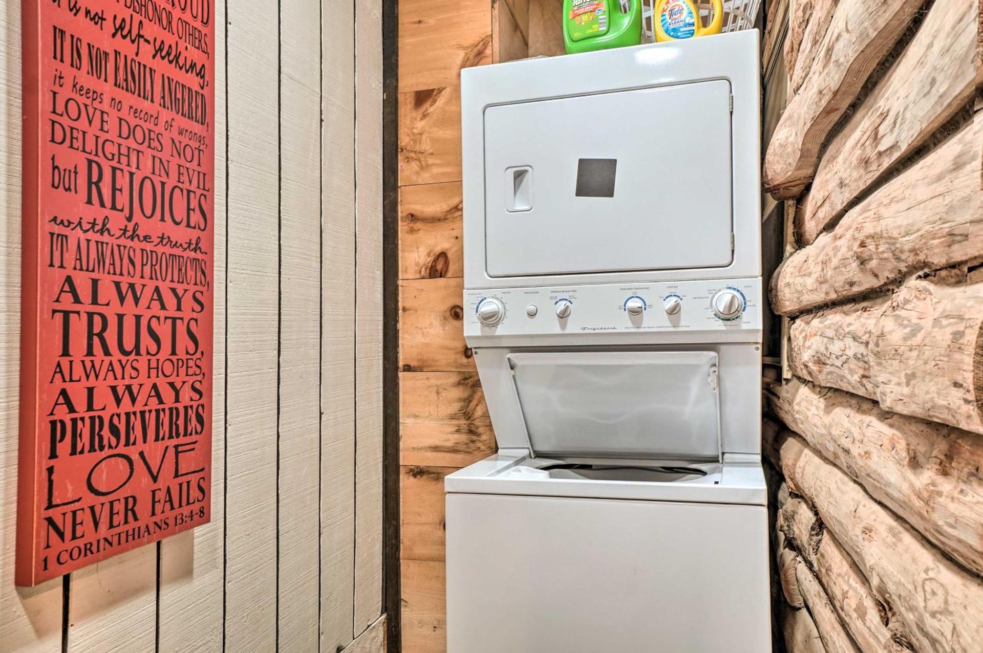 North Georgia Mtn Escape with Hot Tub and Games!