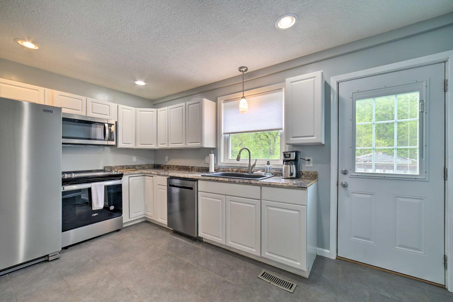 Morgantown Home with Deck about 2 Mi to WV University!