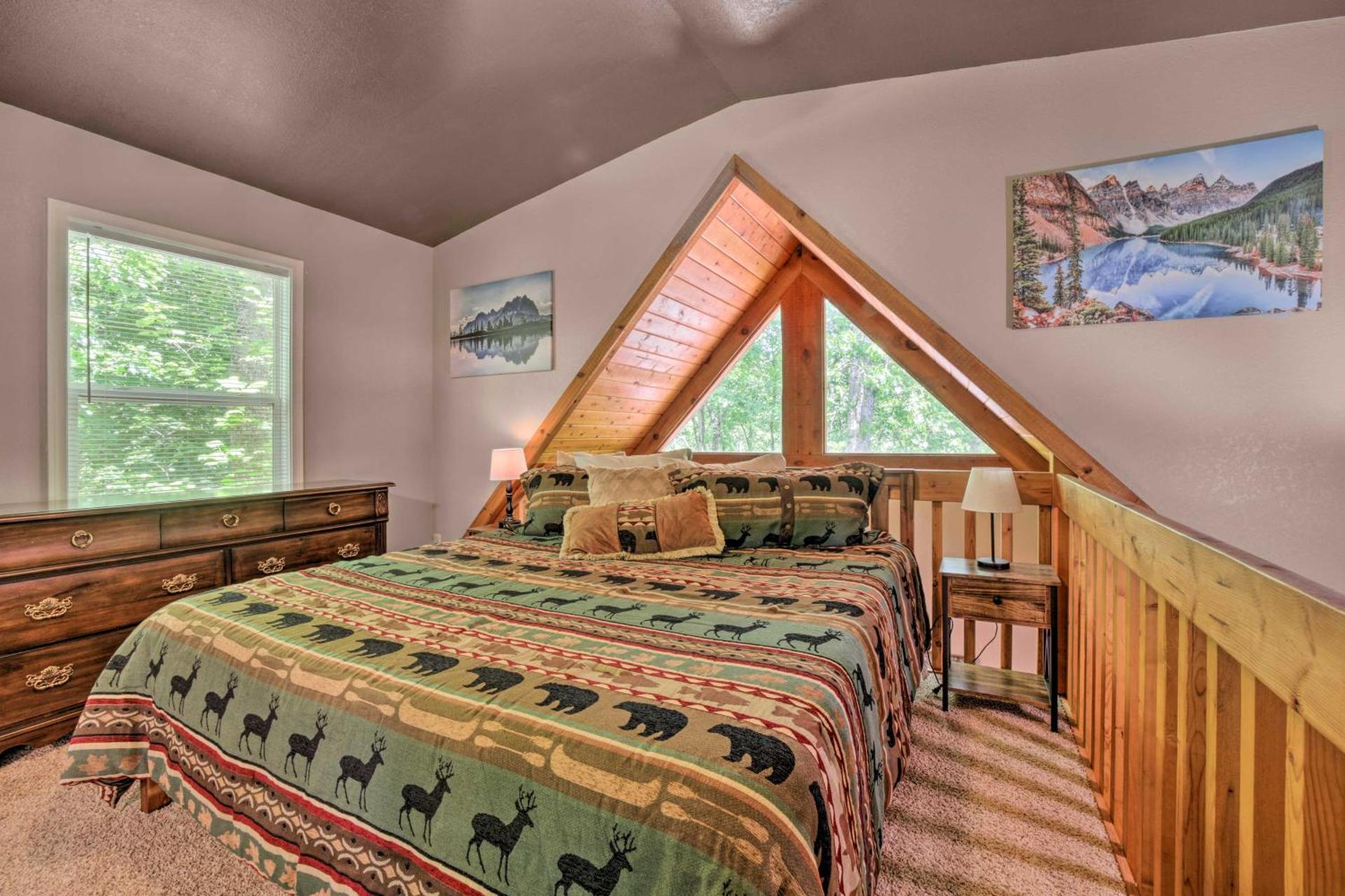 Cozy Whittier Cabin and Yard and Hot Tub, Pets Welcome