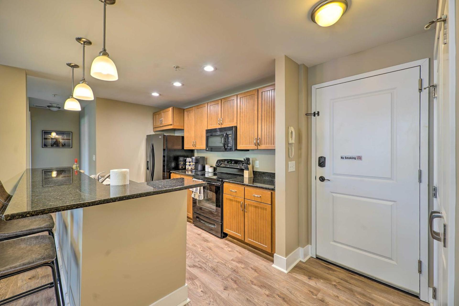 Grand Haven Condo - Walk to Nearby Hot Spots!