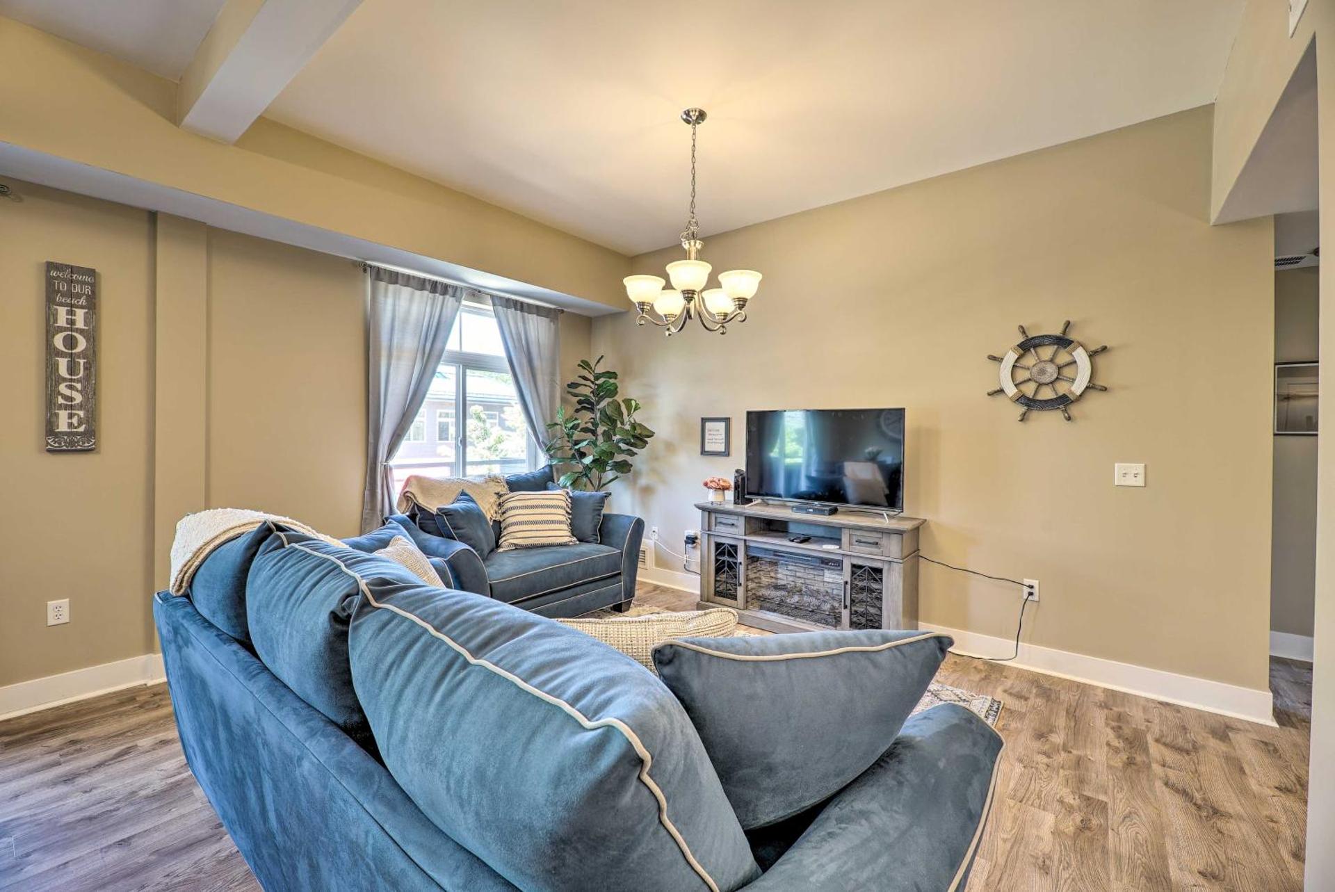 Grand Haven Condo - Walk to Nearby Hot Spots!