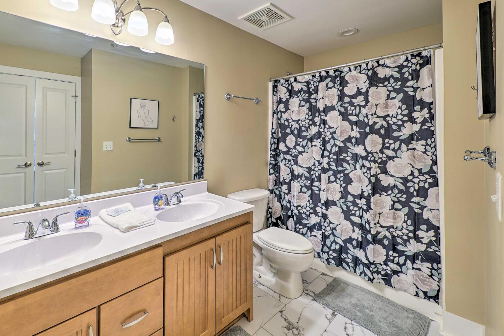 Grand Haven Condo - Walk to Nearby Hot Spots!