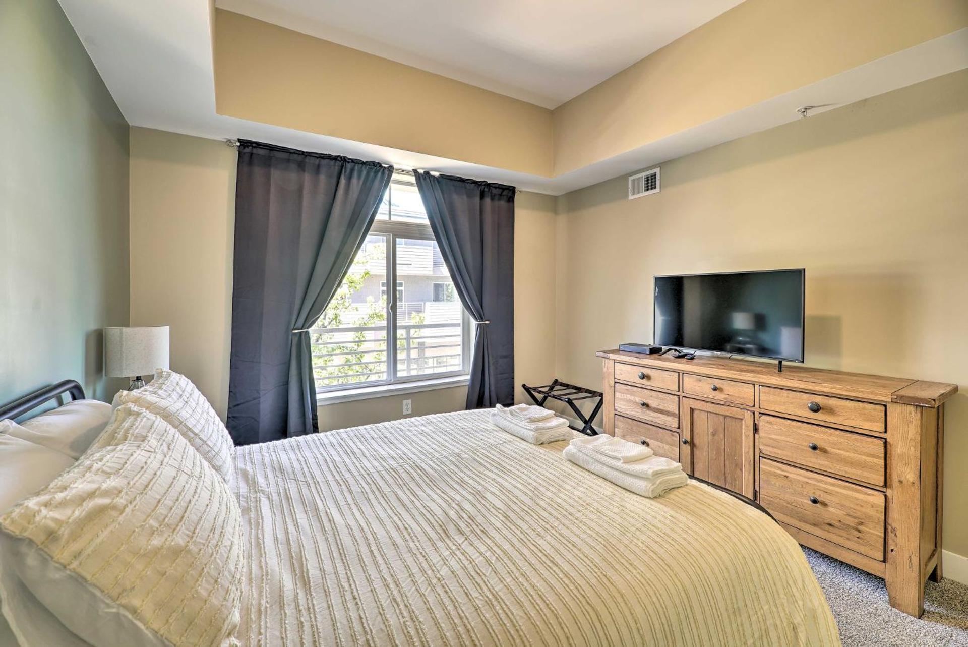 Grand Haven Condo - Walk to Nearby Hot Spots!