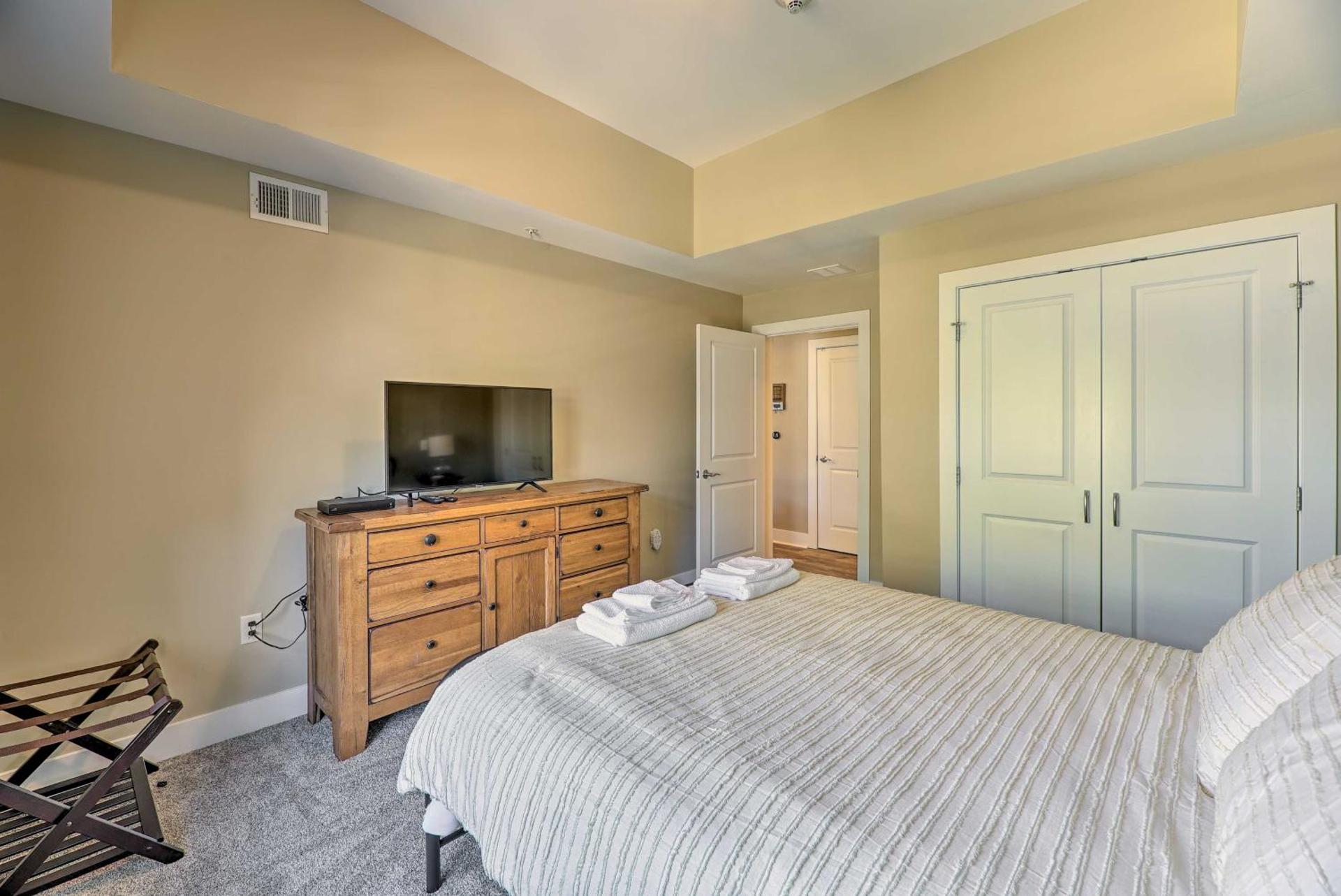 Grand Haven Condo - Walk to Nearby Hot Spots!