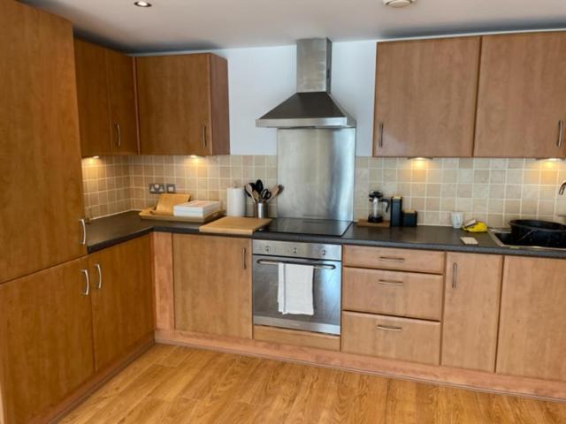 Lux Waterfront 2 bed Apt, V&A 10min walk, St Andrew's Golf 25min drive
