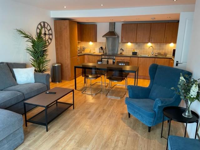 Lux Waterfront 2 bed Apt, V&A 10min walk, St Andrew's Golf 25min drive