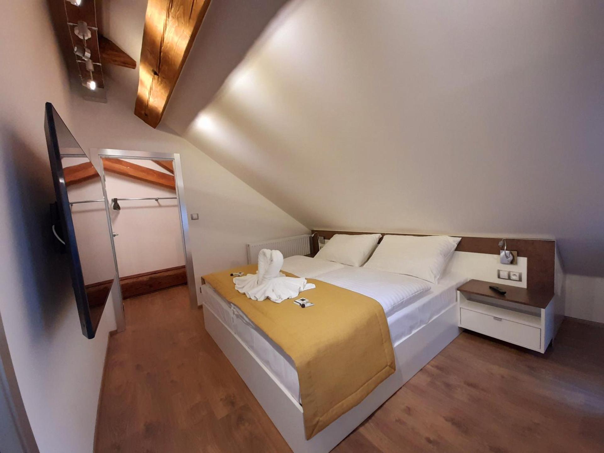 King Studio with Sofa Bed