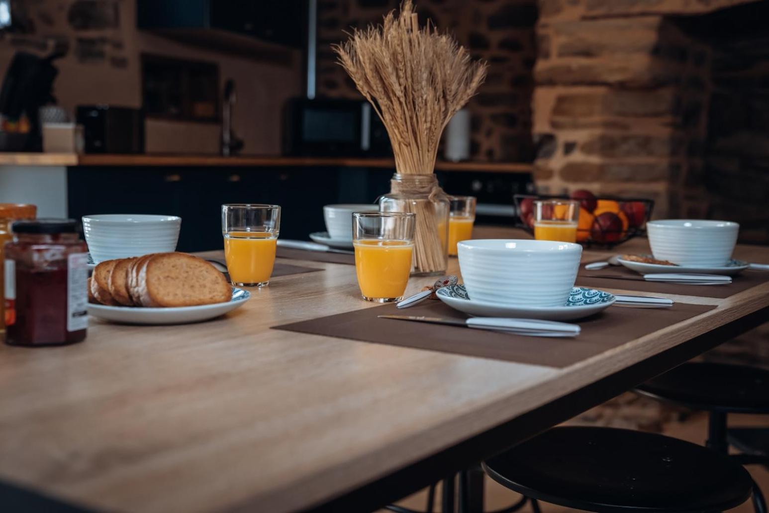 maison quartier médiéval au pied du château FOUGERES