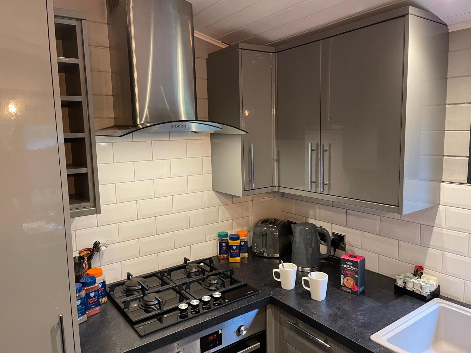 L02 - The Penrhyn Spa with Hot Tub