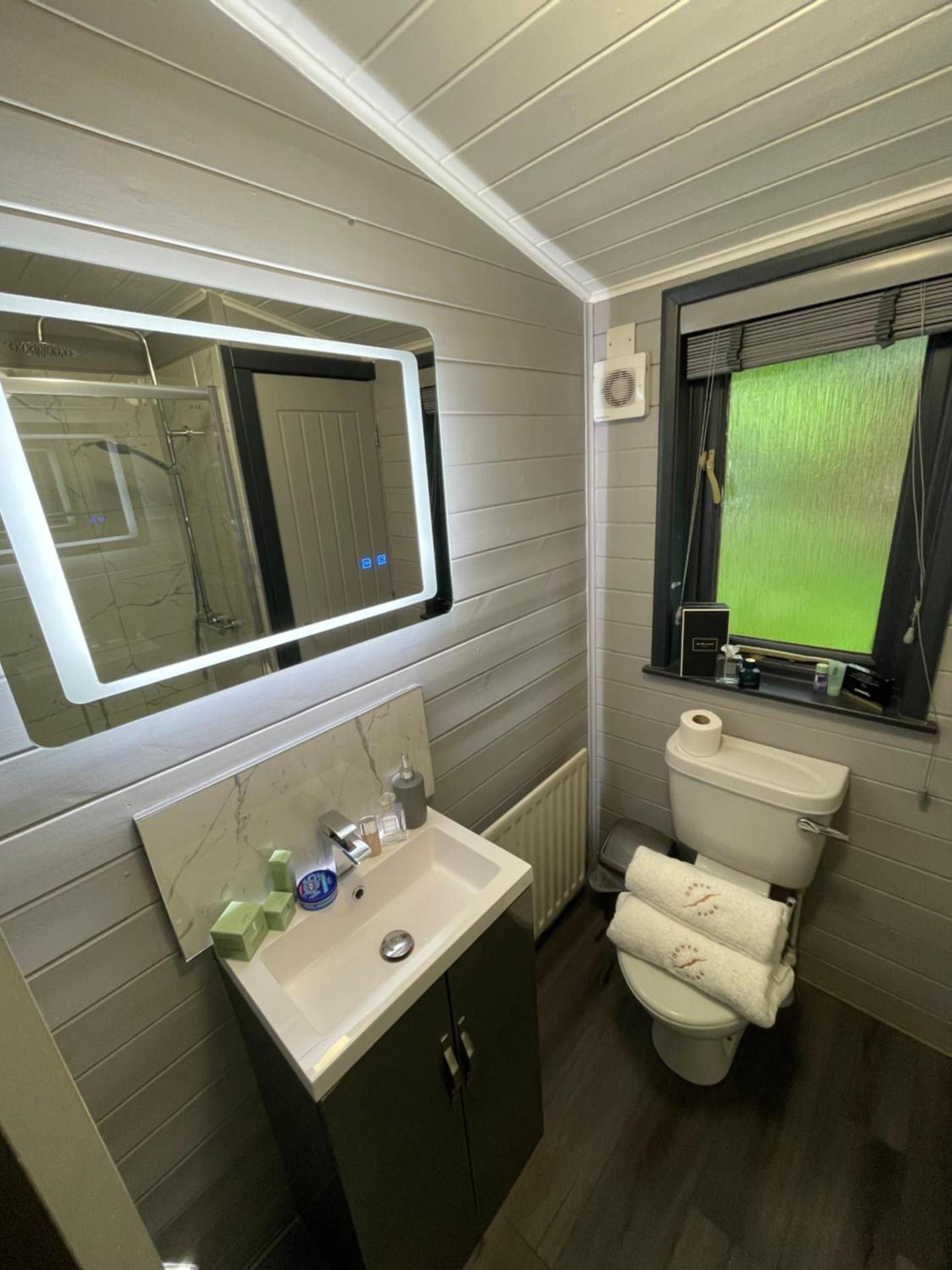 L02 - The Penrhyn Spa with Hot Tub