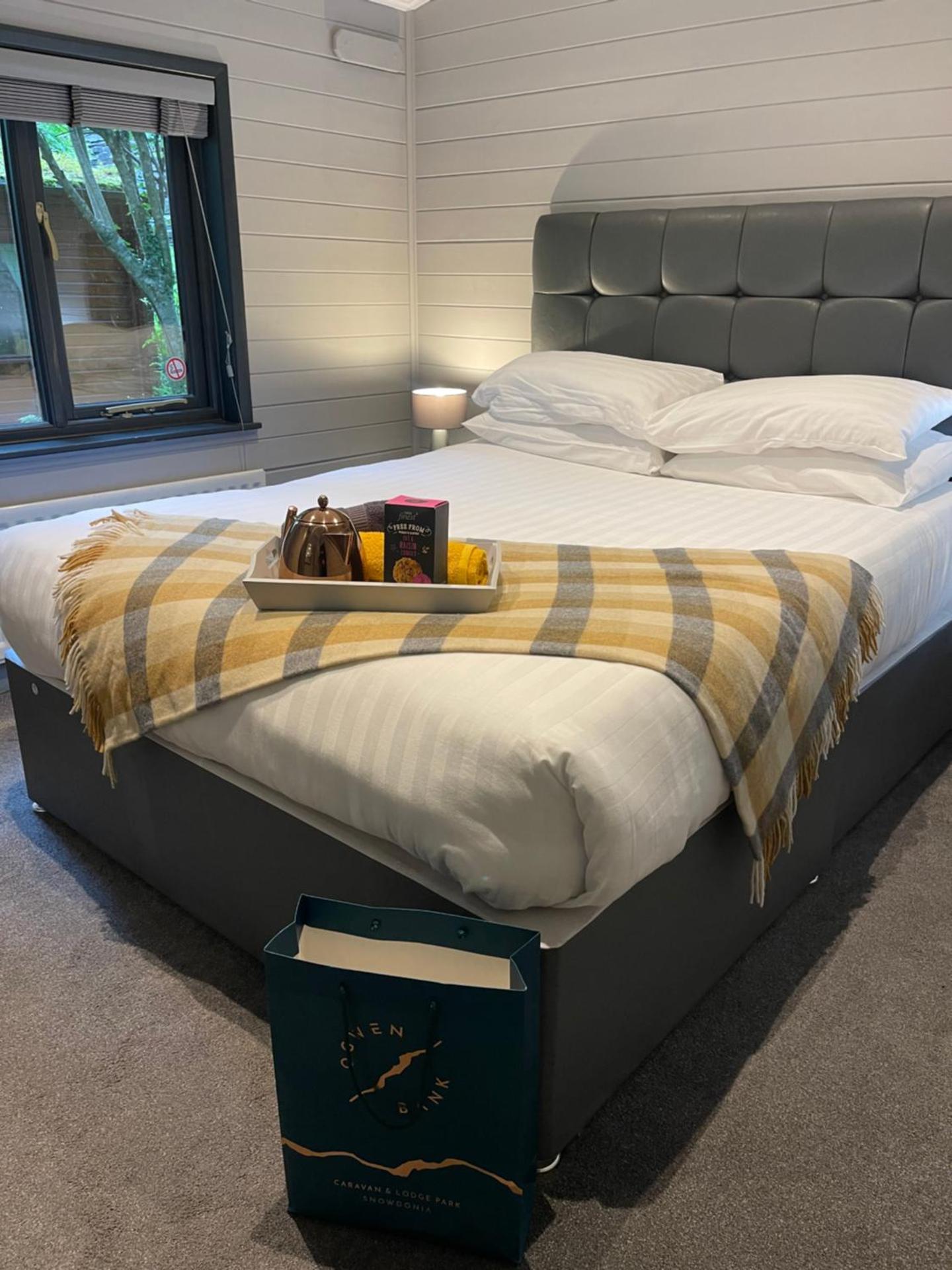 L02 - The Penrhyn Spa with Hot Tub