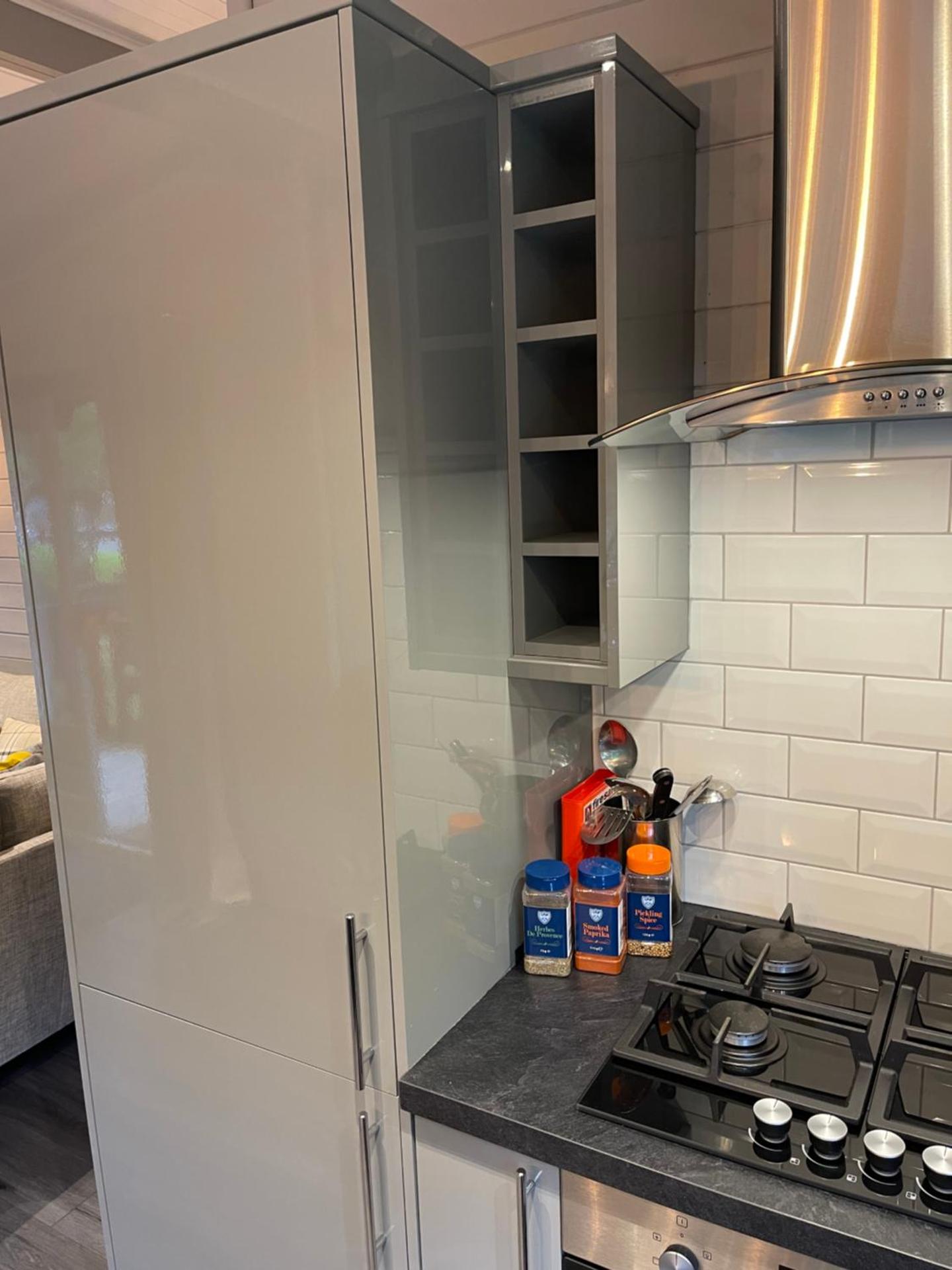 L02 - The Penrhyn Spa with Hot Tub