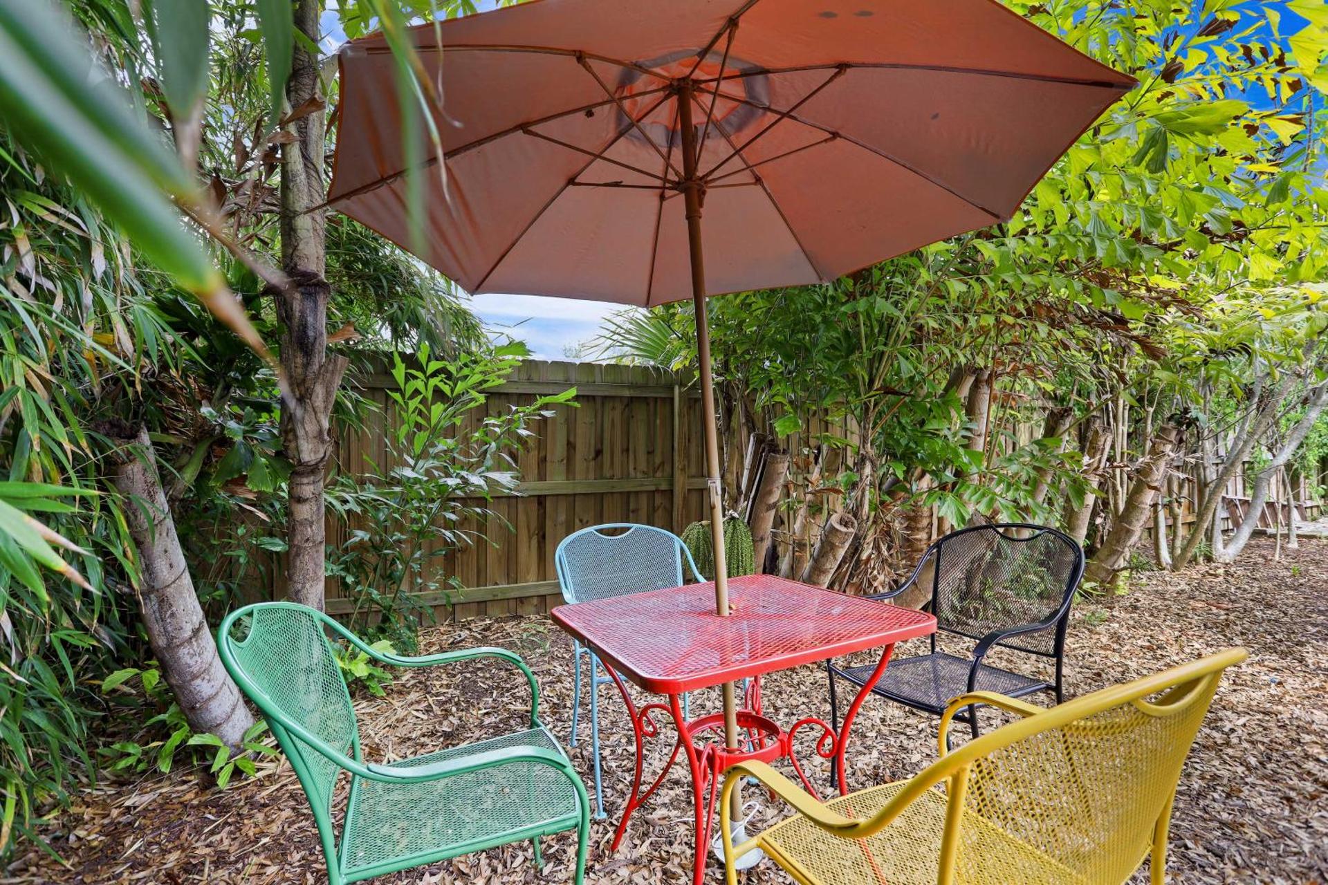 Vibrant Rockledge Home about 2 Mi to Cocoa Village!