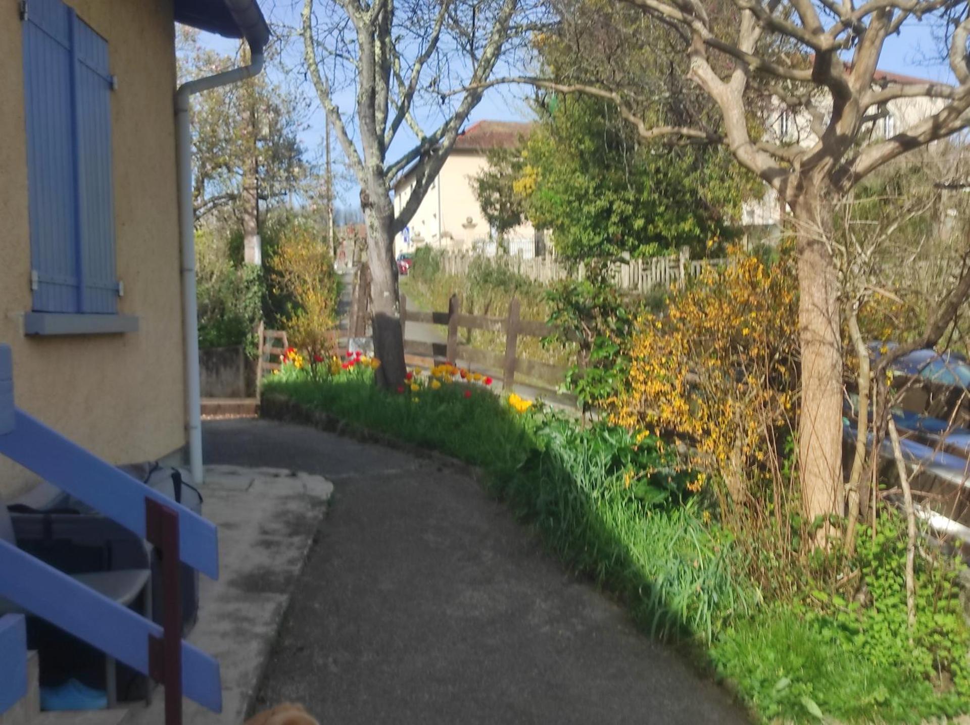 Chambre spatieuse avec grand lit.