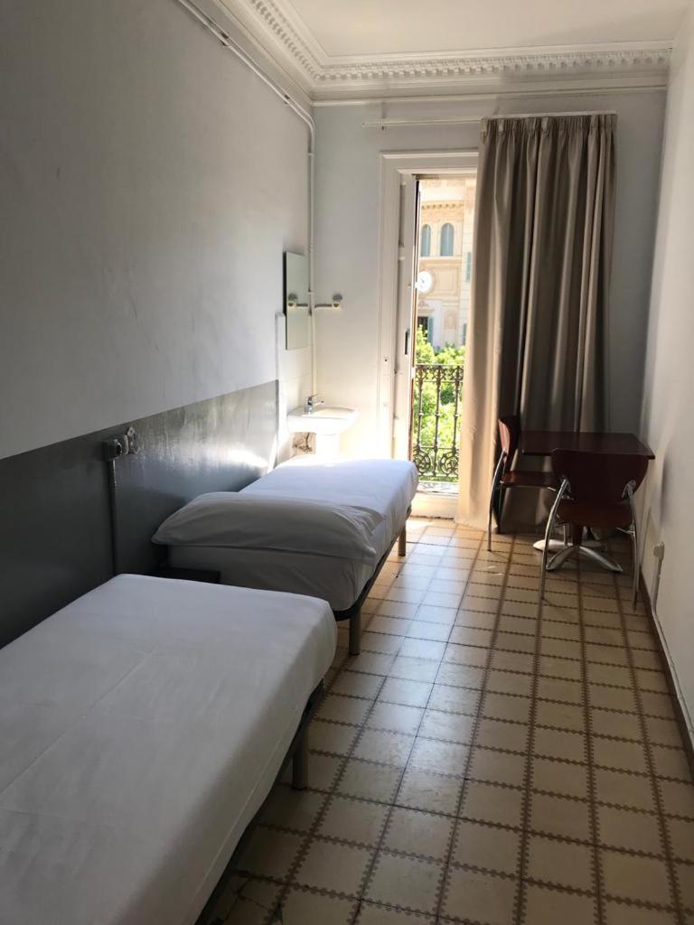 Budget Triple Room with Shared Bathroom 