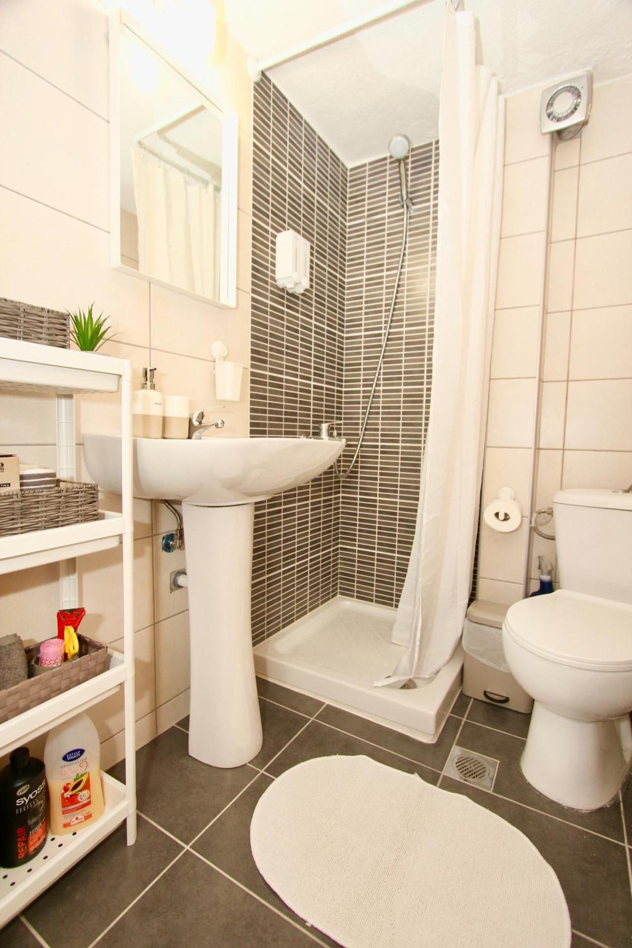 Lovely apartment by the sea.....