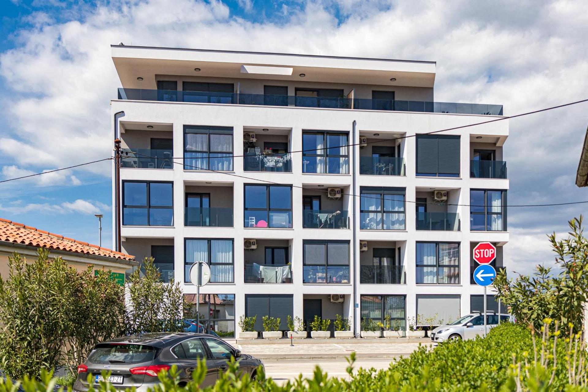 Enjoy Pula - new apt with terrace and FREE parking garage