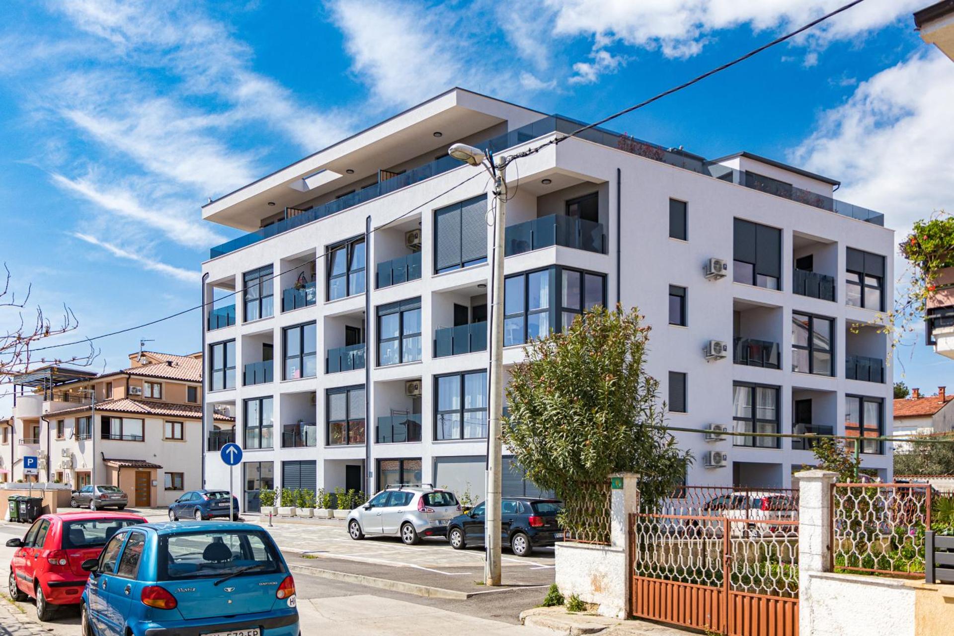 Enjoy Pula - new apt with terrace and FREE parking garage