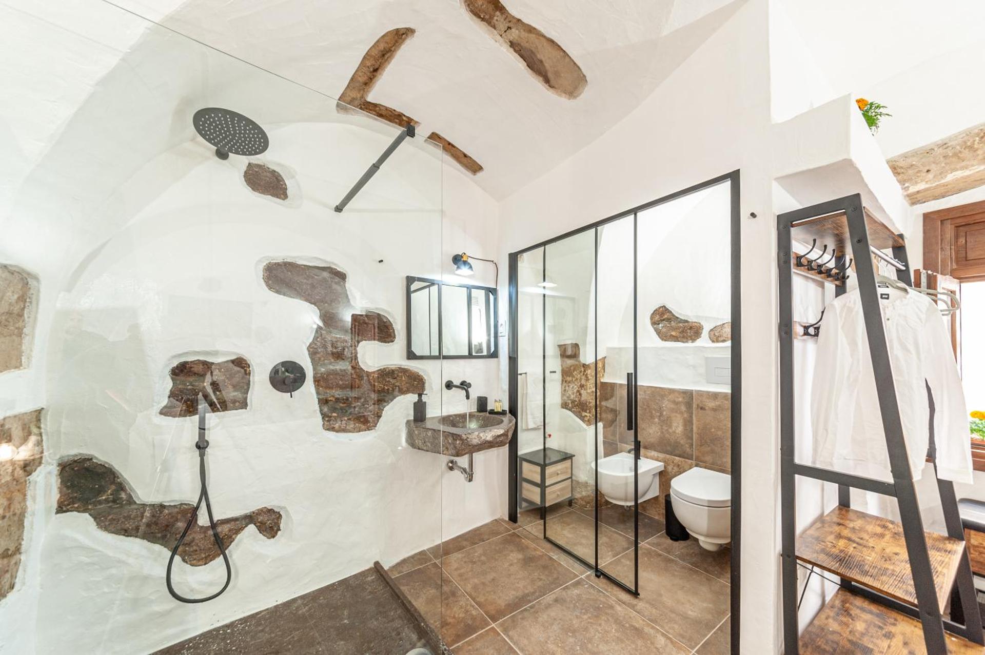 ROMANTIC LOFT WITH JACUZZI IN THE CASTLE