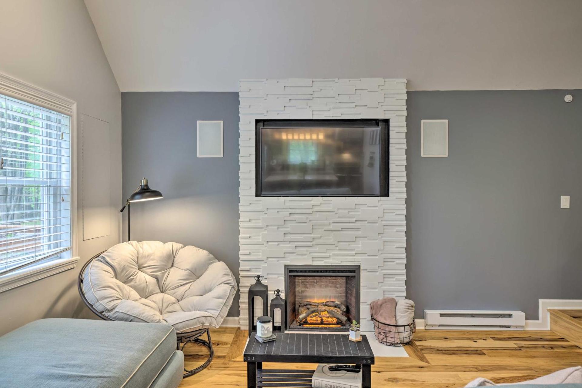 Near Lakes and Resorts Pet-Friendly Long Pond Abode