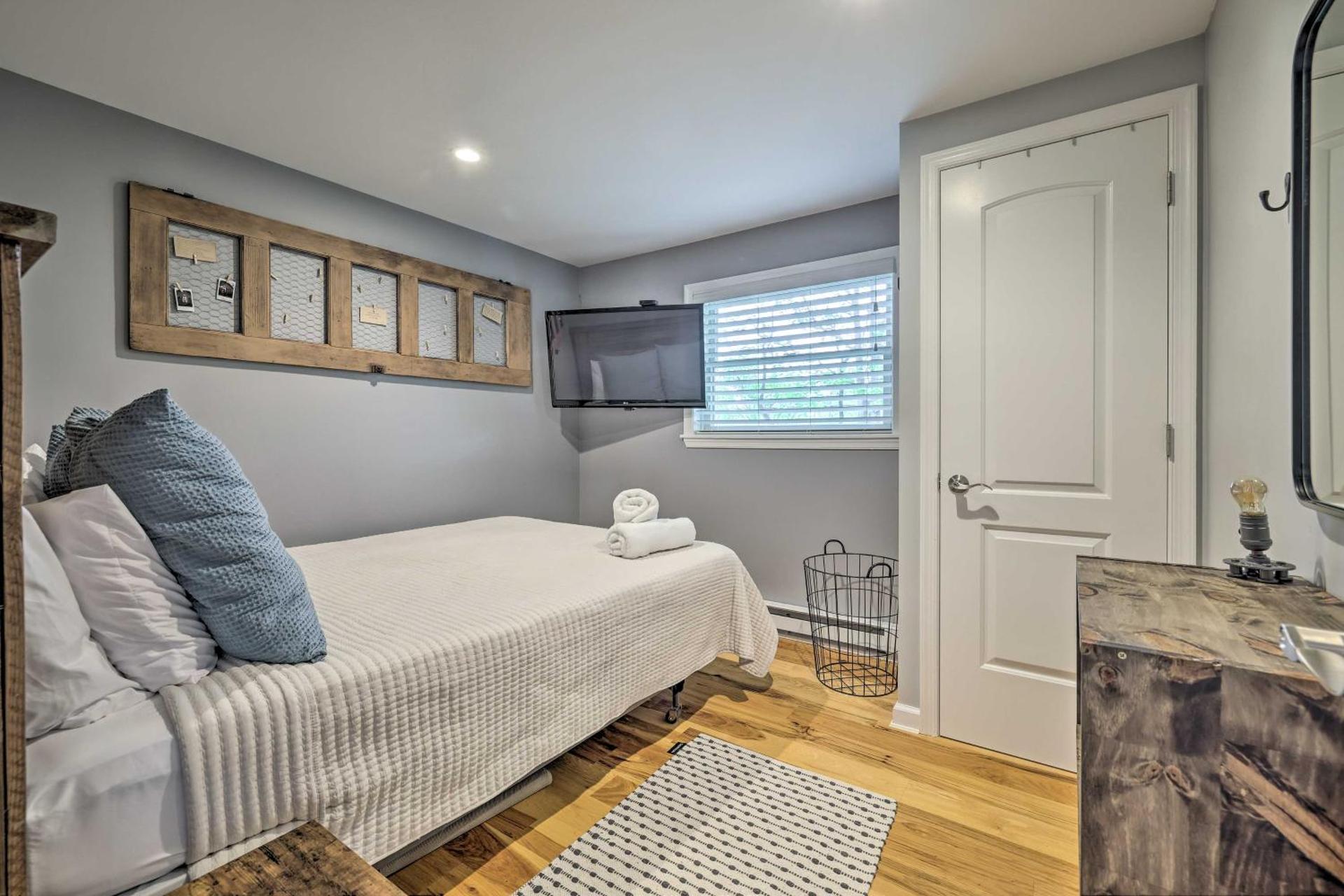 Near Lakes and Resorts Pet-Friendly Long Pond Abode