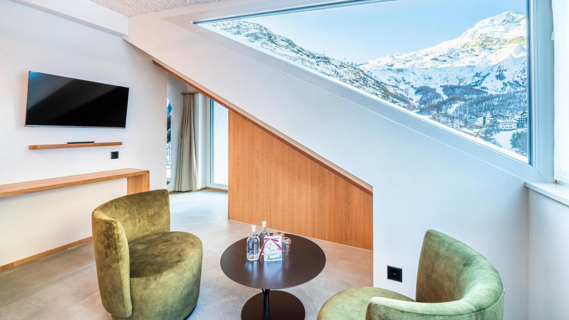 Communal lounge/ TV room