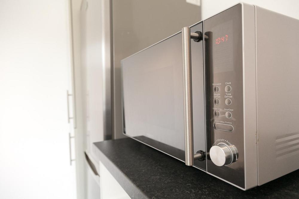 Comfortable Contractor House Gatwick: sleeps 6+