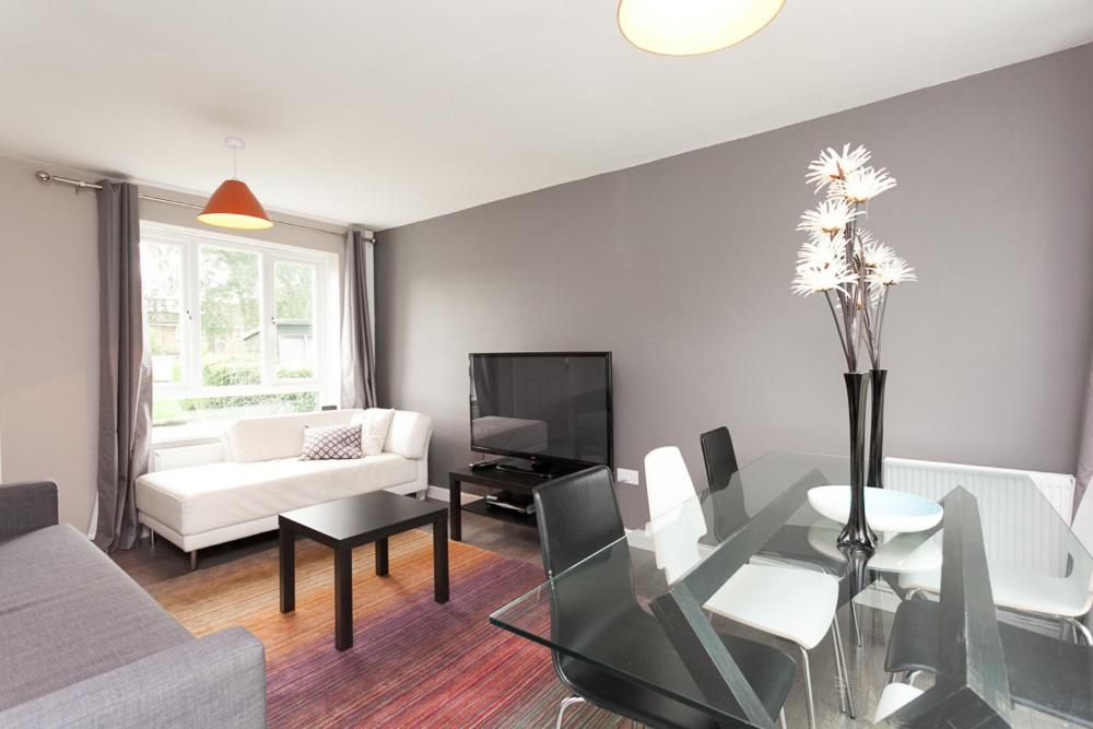 Comfortable Contractor House Gatwick: sleeps 6+