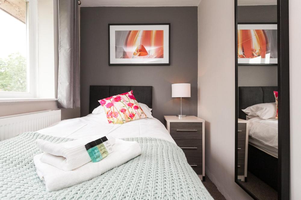 Comfortable Contractor House Gatwick: sleeps 6+