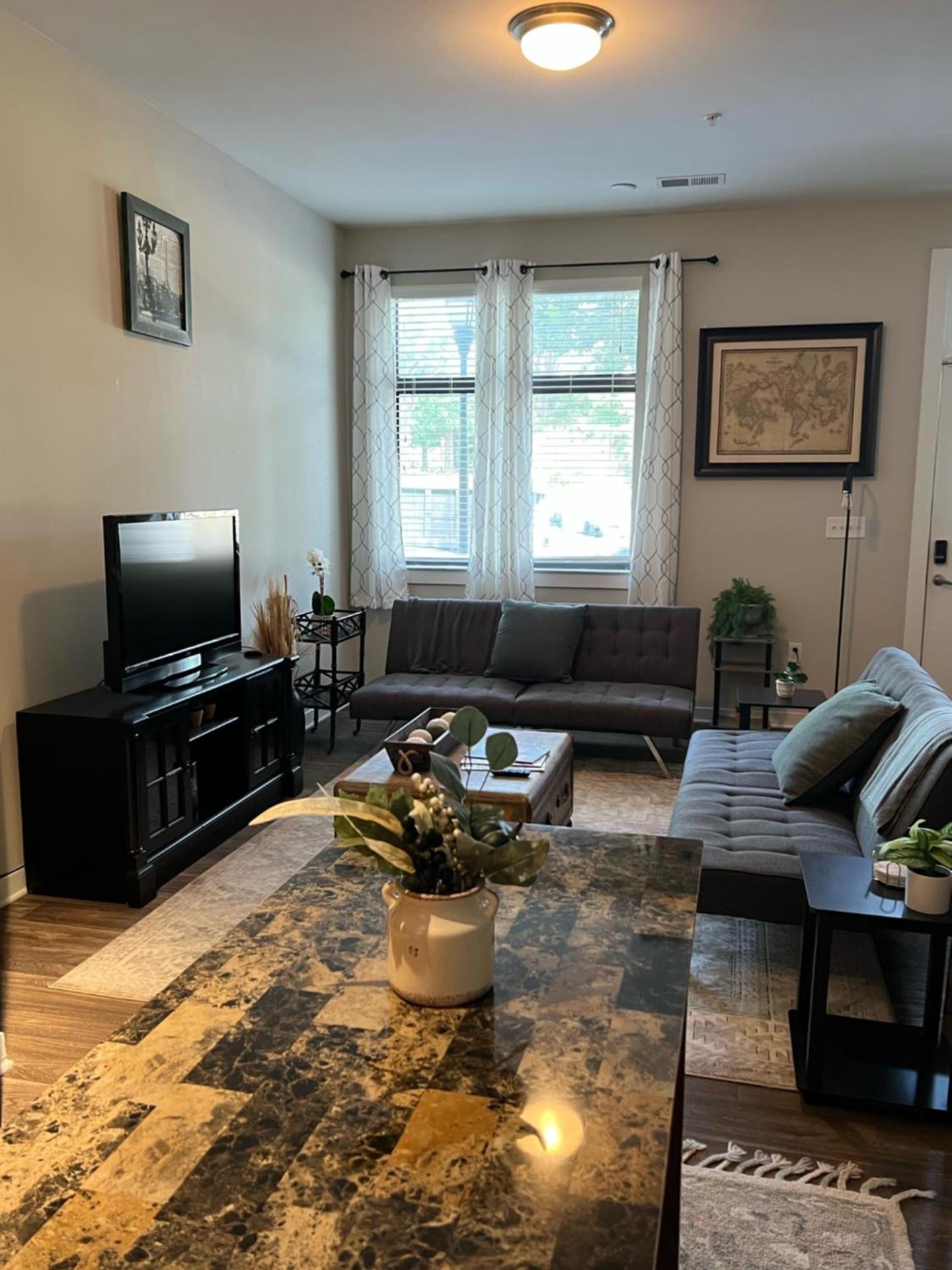 Uptown Townhouse Studio Apartment -WiFi-10 min walk to Spectrum Center