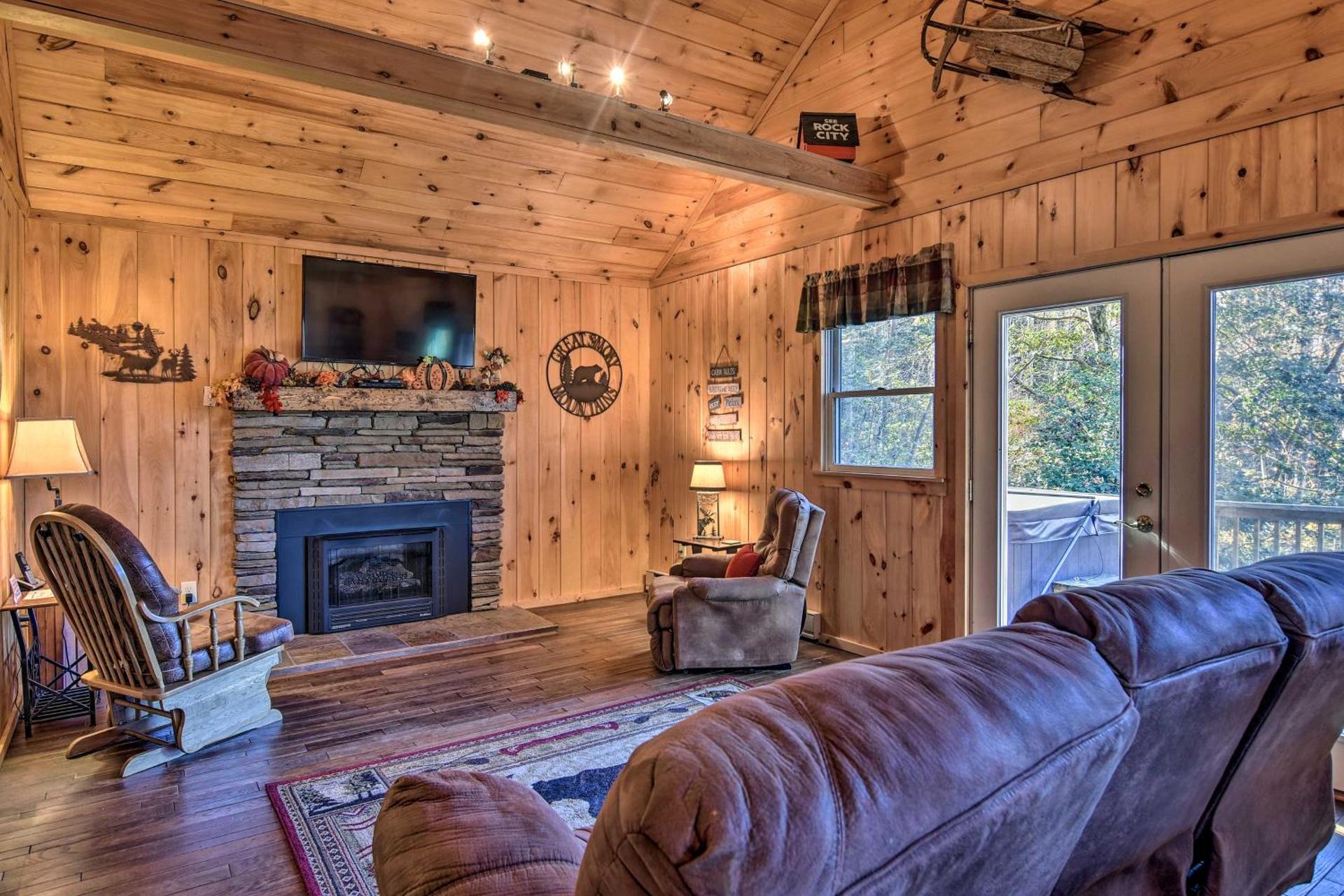 Natures Retreat with Hot Tub 7 Mi to Bryson City