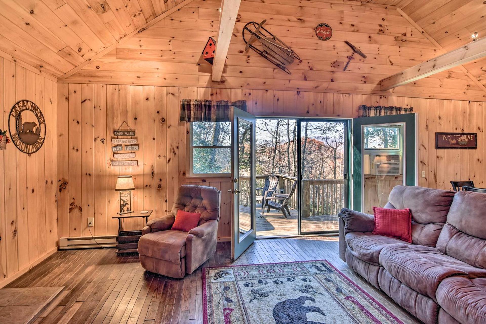 Natures Retreat with Hot Tub 7 Mi to Bryson City