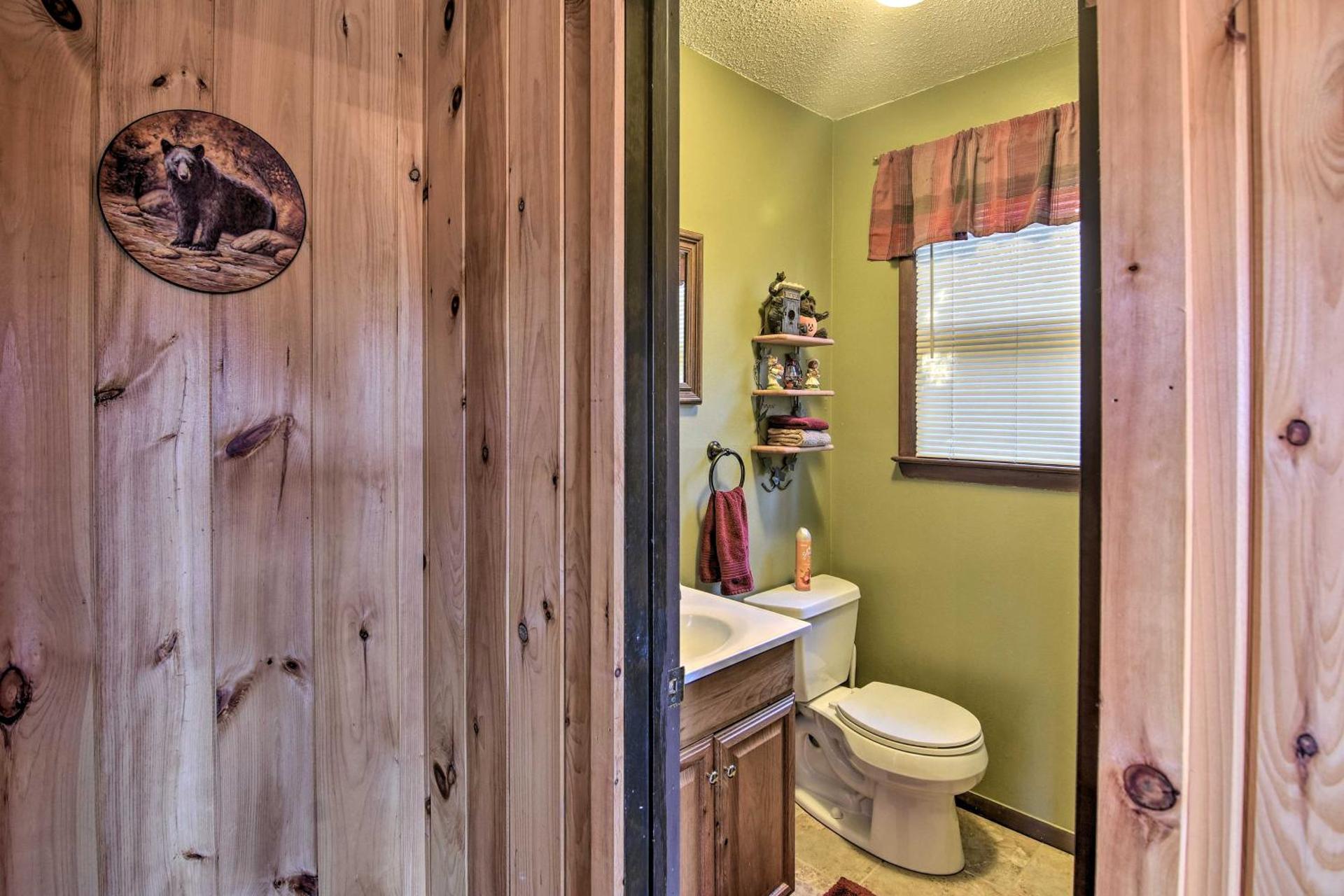 Natures Retreat with Hot Tub 7 Mi to Bryson City