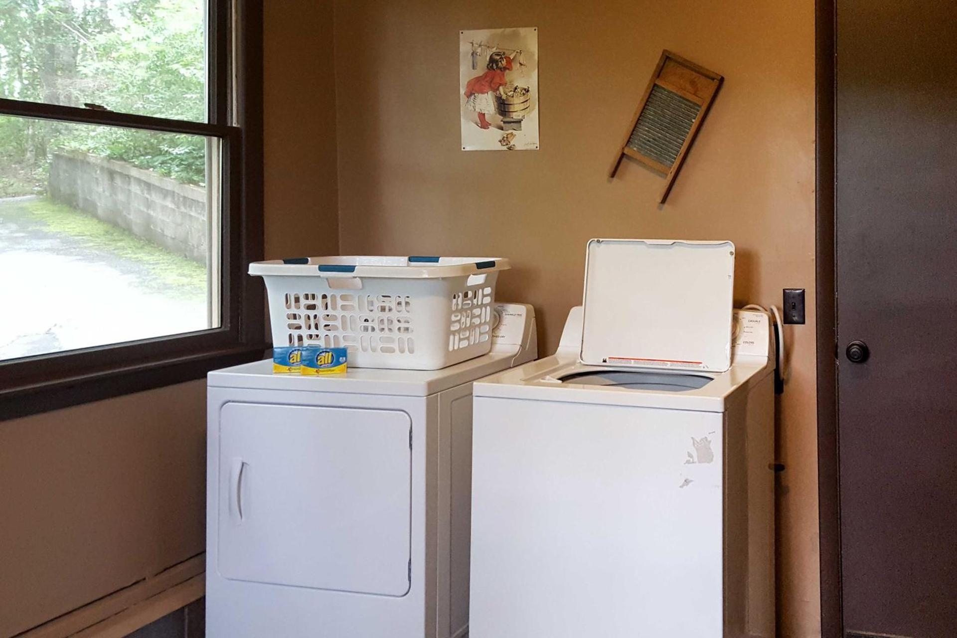 Natures Retreat with Hot Tub 7 Mi to Bryson City