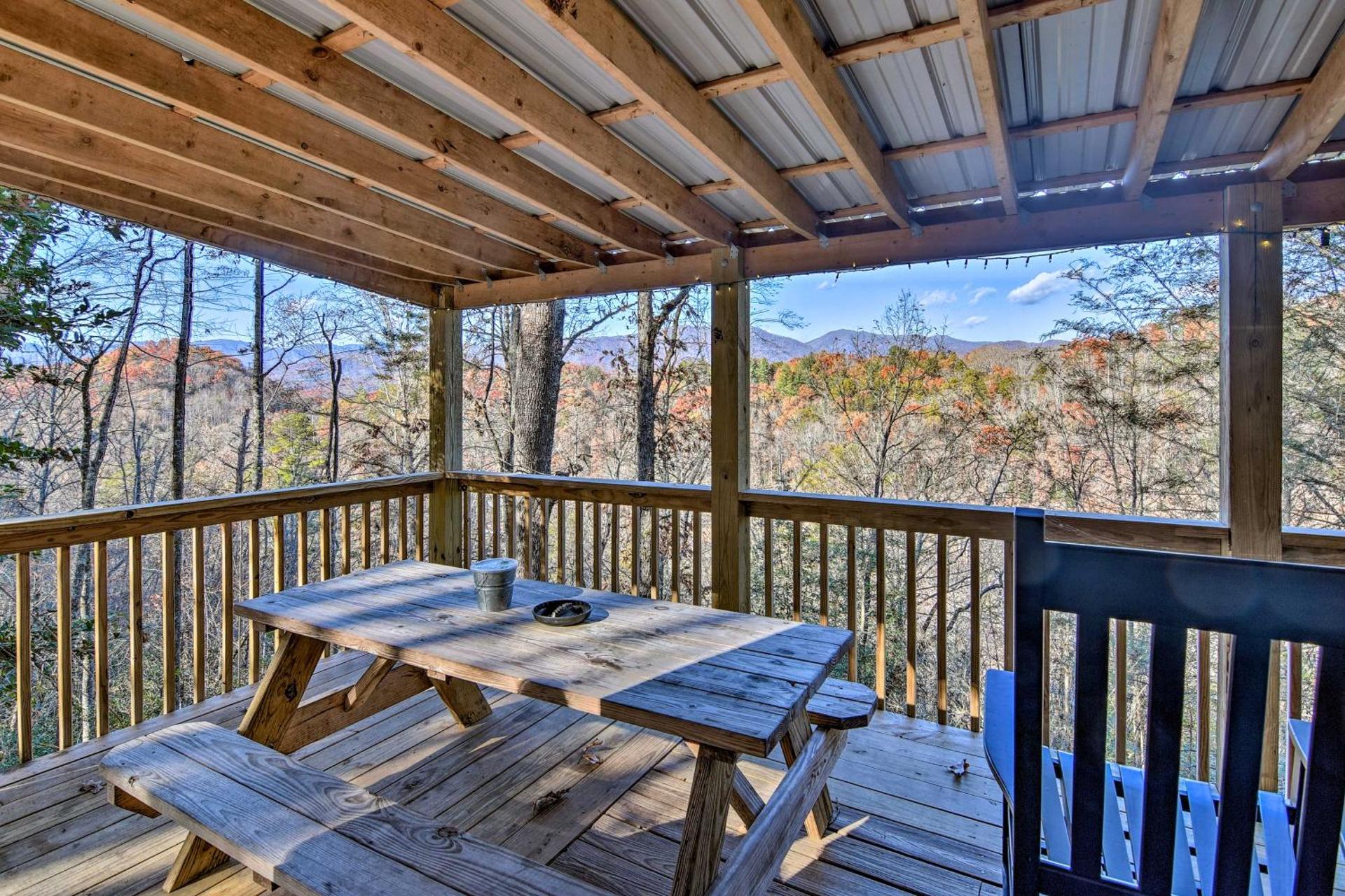 Natures Retreat with Hot Tub 7 Mi to Bryson City