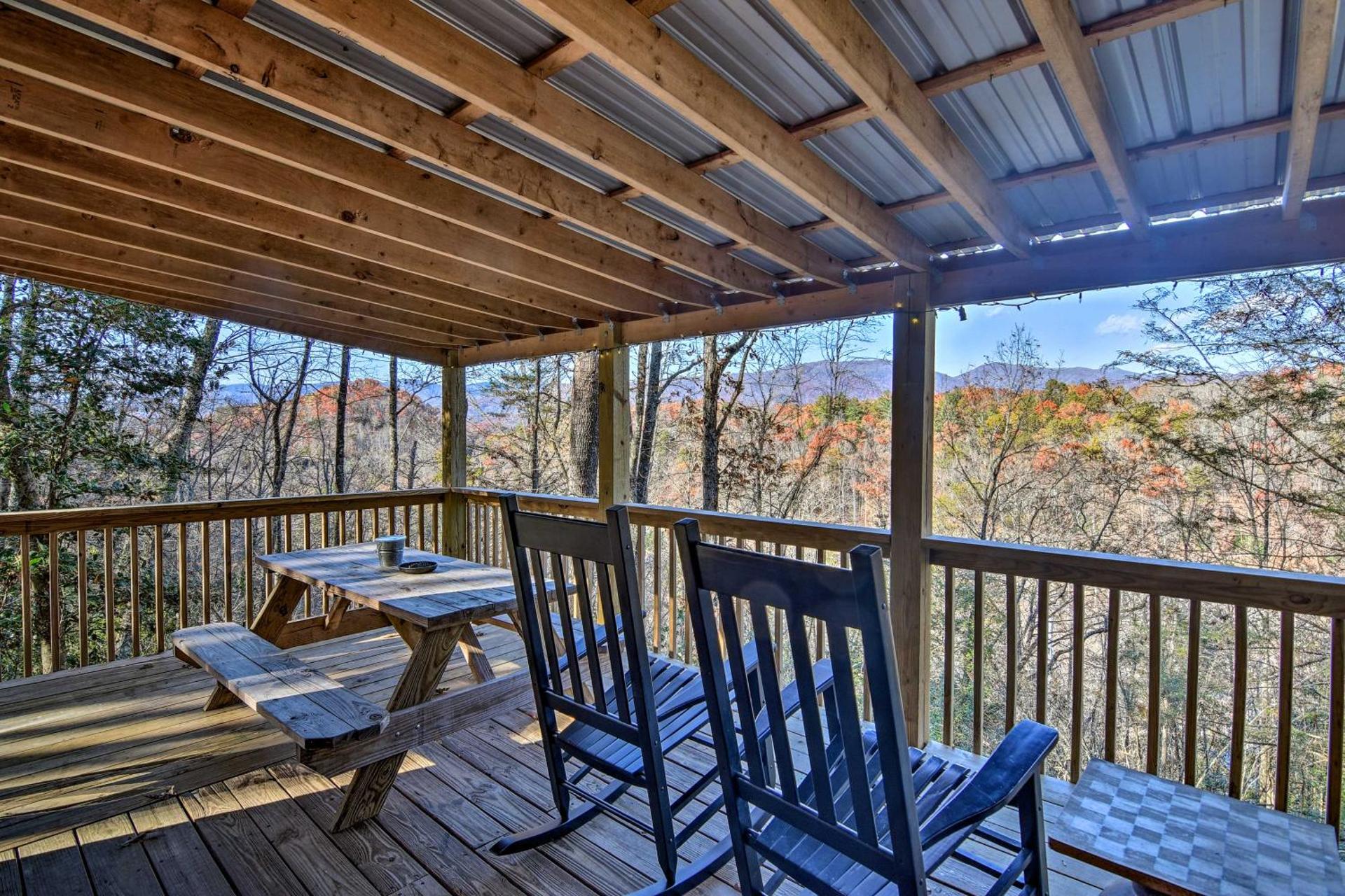 Natures Retreat with Hot Tub 7 Mi to Bryson City