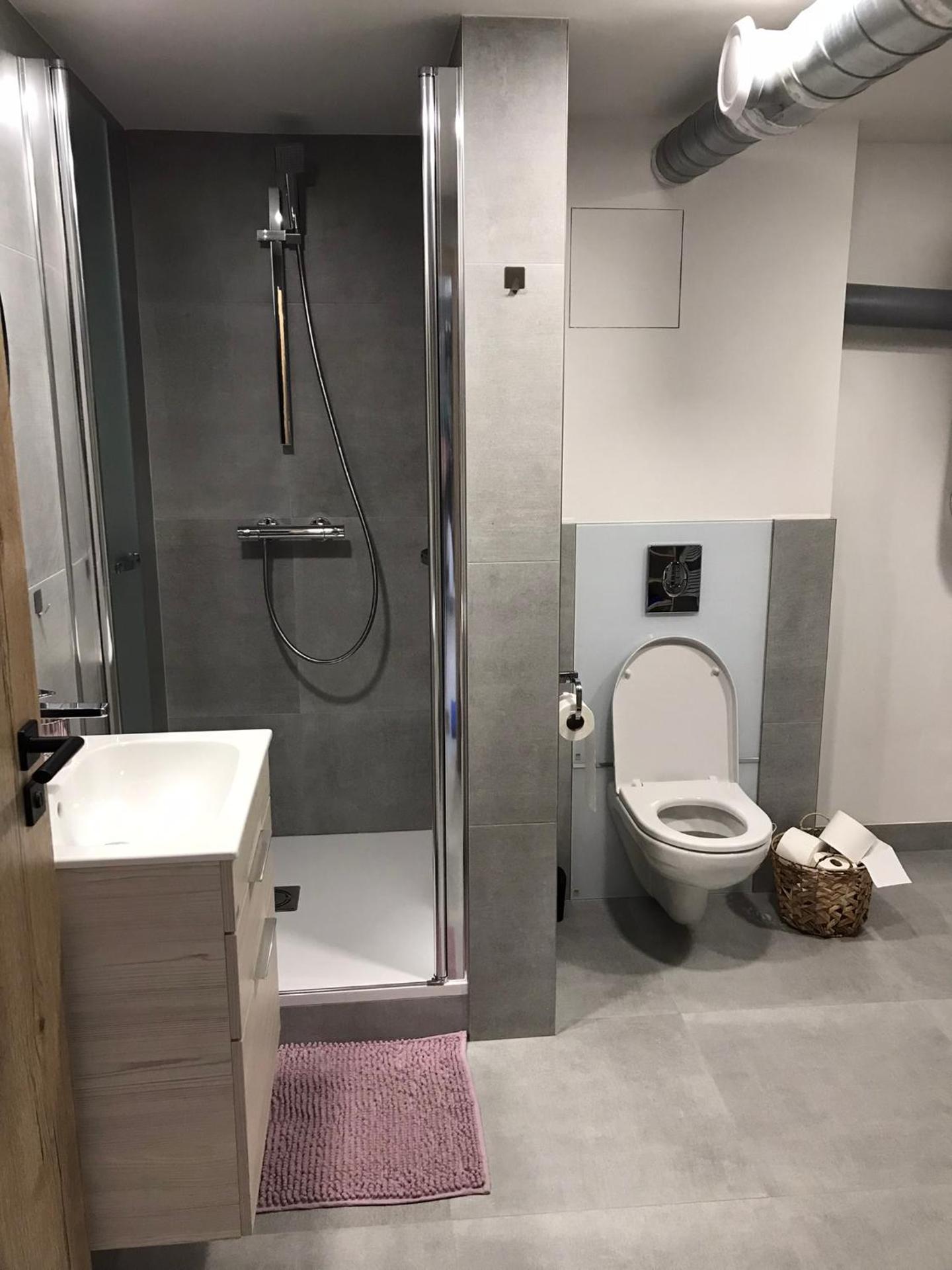 Soukromý pokoj s kuchyní a koupelnou v řadovce