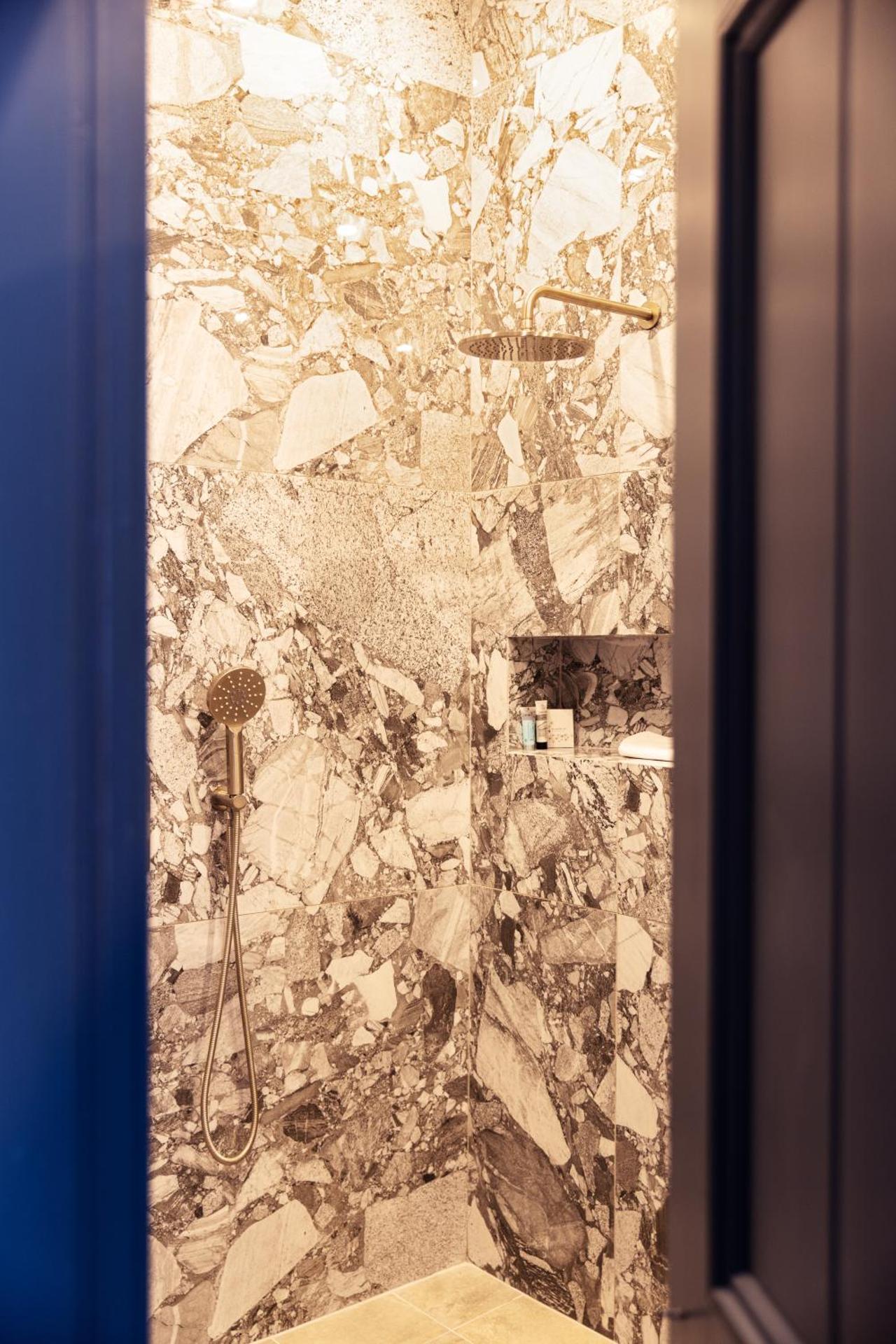 Queen Room with Garden View (Danu)