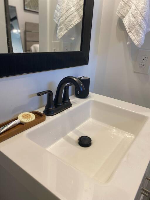 Cozy 2-bedroom Farmhouse with parking on premise