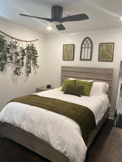 Cozy 2-bedroom Farmhouse with parking on premise