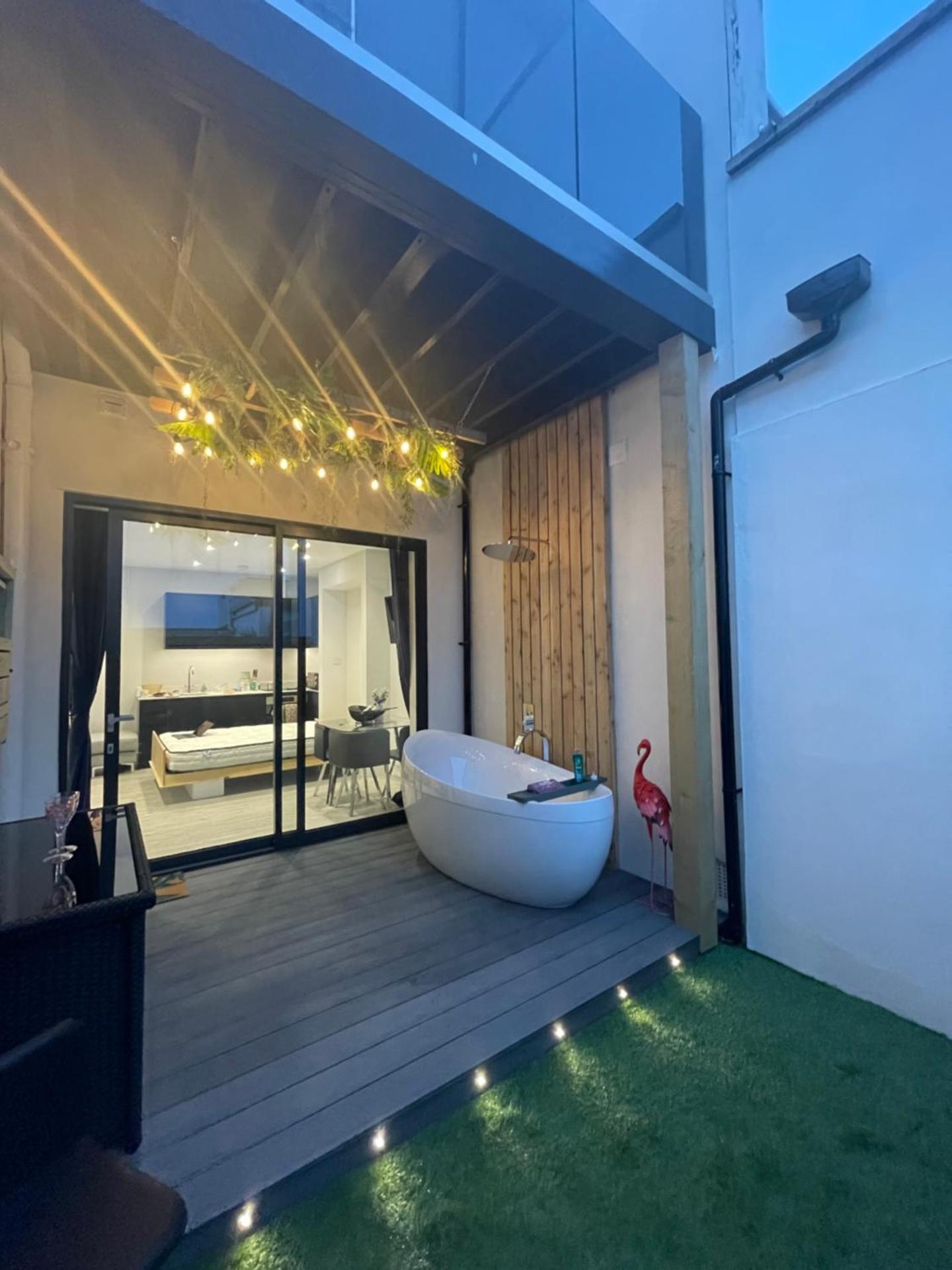 The Jungle Apartment - by Coastline Retreats - Jungle Themed Garden Apartment - Outdoor Bath - Next to Seafront - Childrens Toys - Superfast Wifi - Netflix - Disney