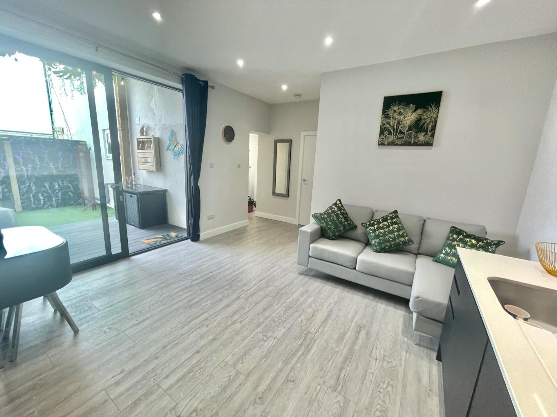 The Jungle Apartment - by Coastline Retreats - Jungle Themed Garden Apartment - Outdoor Bath - Next to Seafront - Childrens Toys - Superfast Wifi - Netflix - Disney