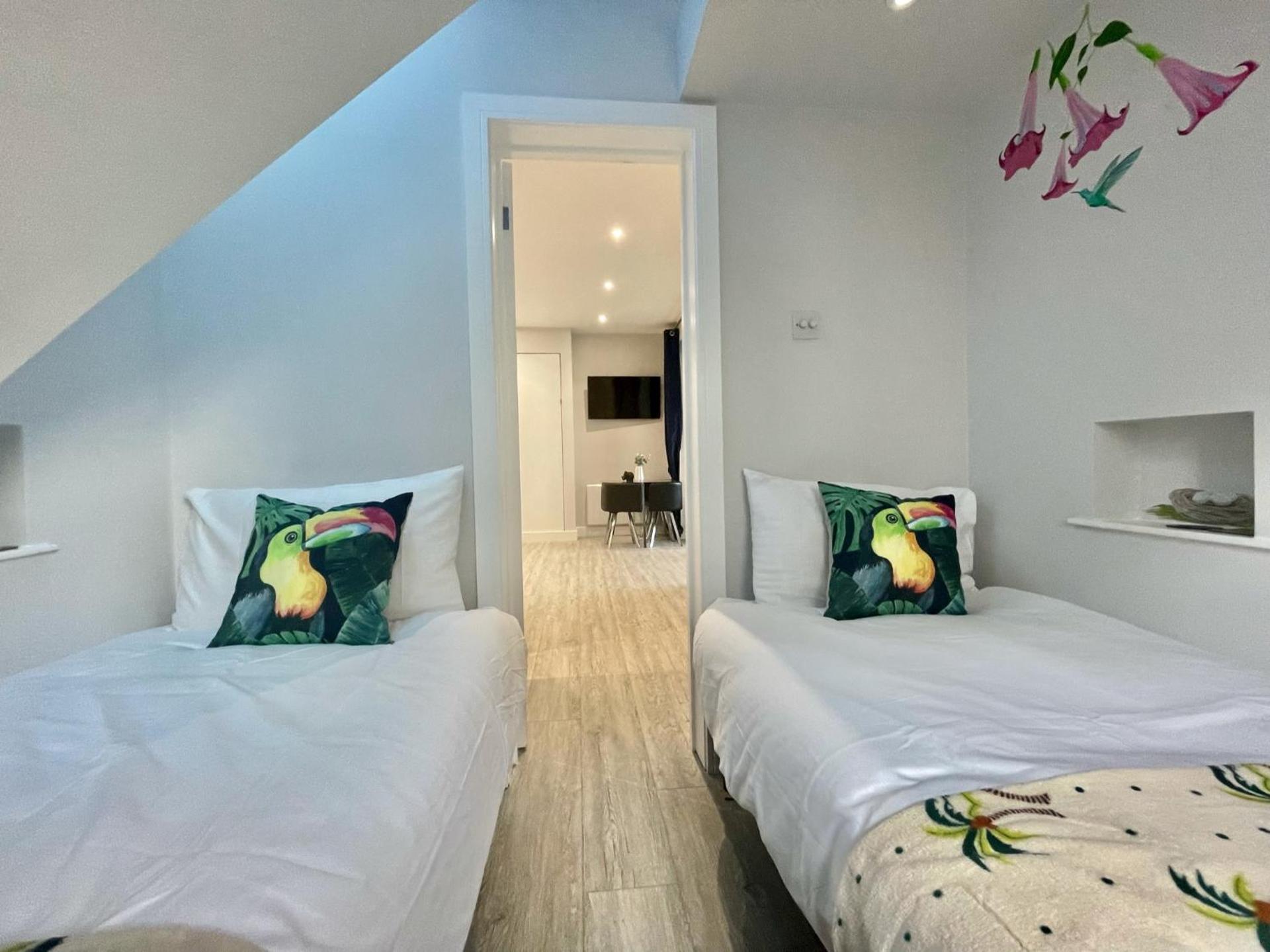 The Jungle Apartment - by Coastline Retreats - Jungle Themed Garden Apartment - Outdoor Bath - Next to Seafront - Childrens Toys - Superfast Wifi - Netflix - Disney