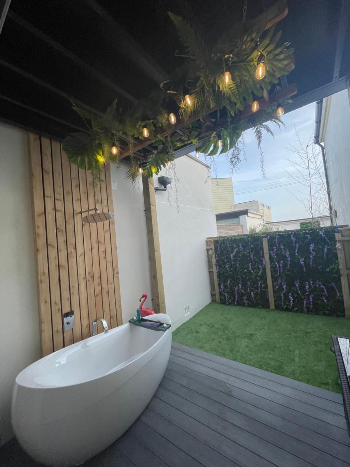 The Jungle Apartment - by Coastline Retreats - Jungle Themed Garden Apartment - Outdoor Bath - Next to Seafront - Childrens Toys - Superfast Wifi - Netflix - Disney