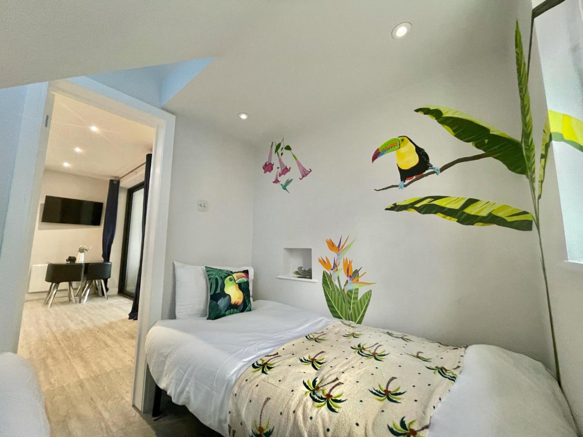 The Jungle Apartment - by Coastline Retreats - Jungle Themed Garden Apartment - Outdoor Bath - Next to Seafront - Childrens Toys - Superfast Wifi - Netflix - Disney