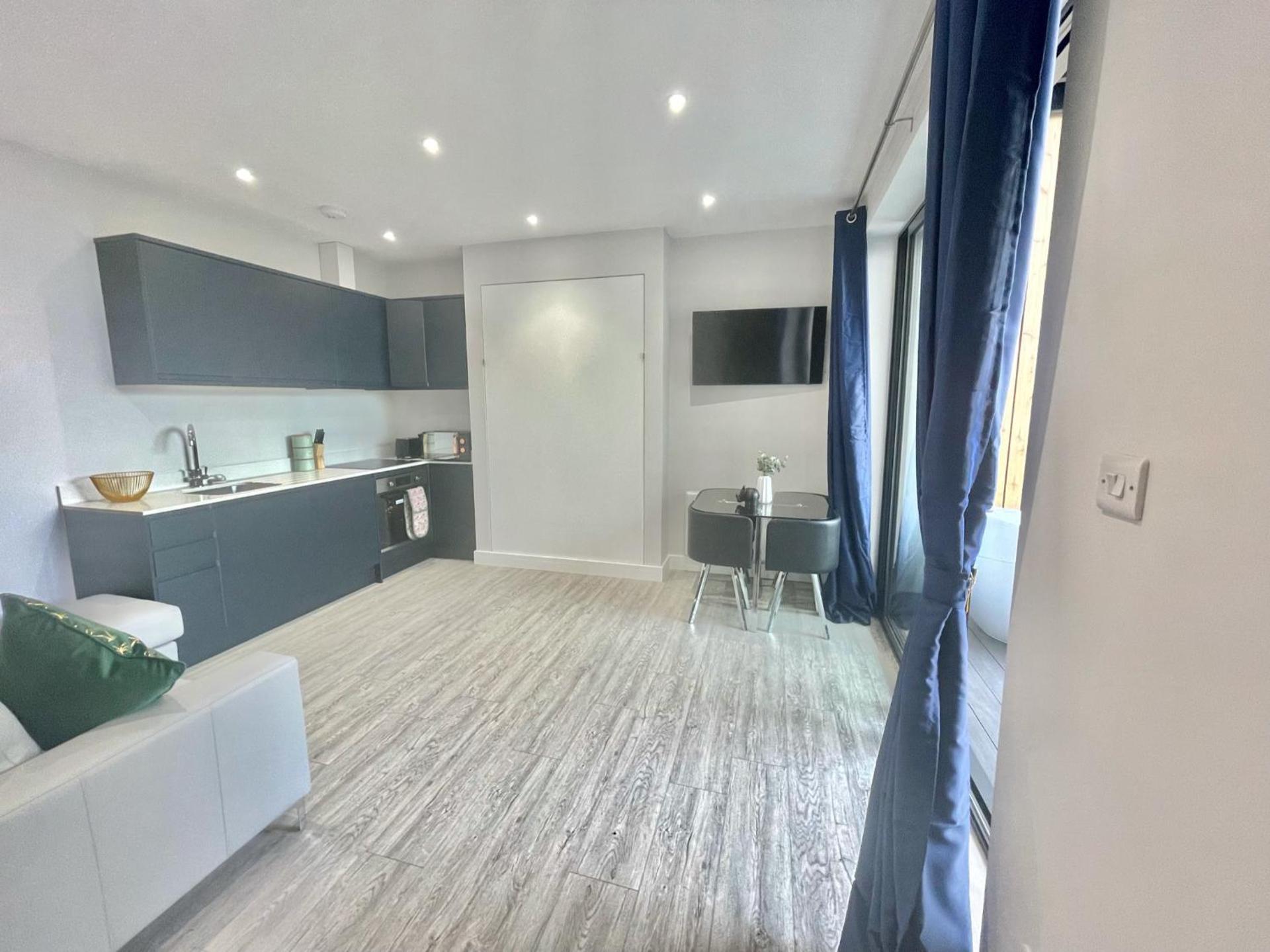 The Jungle Apartment - by Coastline Retreats - Jungle Themed Garden Apartment - Outdoor Bath - Next to Seafront - Childrens Toys - Superfast Wifi - Netflix - Disney