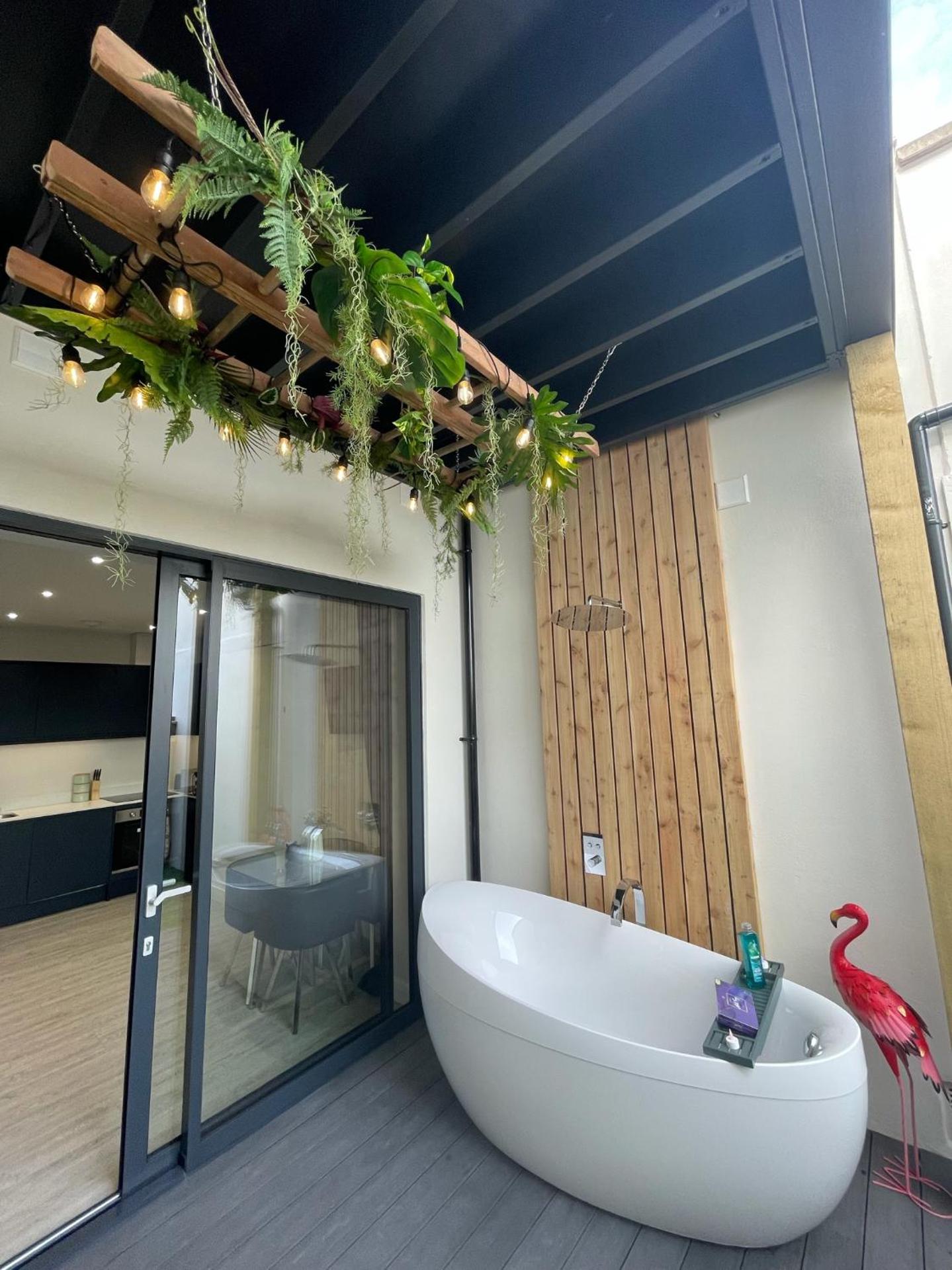 The Jungle Apartment - by Coastline Retreats - Jungle Themed Garden Apartment - Outdoor Bath - Next to Seafront - Childrens Toys - Superfast Wifi - Netflix - Disney