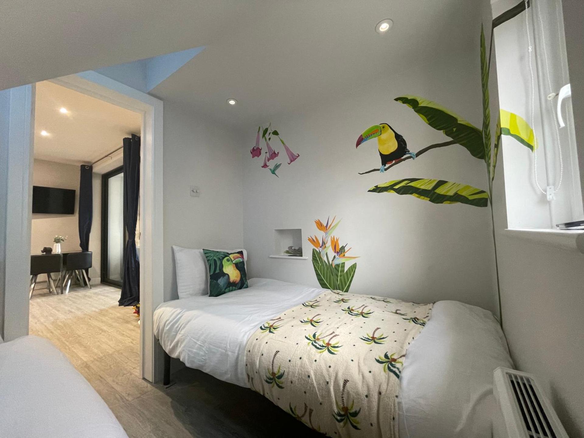 The Jungle Apartment - by Coastline Retreats - Jungle Themed Garden Apartment - Outdoor Bath - Next to Seafront - Childrens Toys - Superfast Wifi - Netflix - Disney